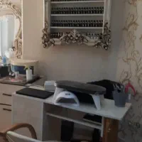 صندلی و آینه قدی دور کار شده