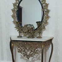 آینه کنسول و شمعدان و ساعت رومیزی برنجی