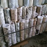 فروشنده آقا برای مغازه داخل بازار