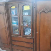 یک عدد کمد سه تیکه به نیازمند داده می‌شود