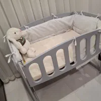 تخت کنار مادر