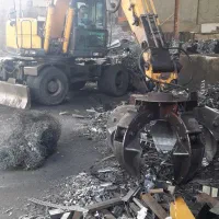 راننده بیل مکانیکی مجهز به چنگک