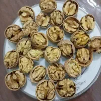 گردو کاغذی مغز پر و سفید