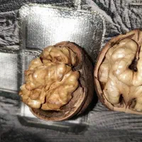 گردو  خشک بومی موجود شد.