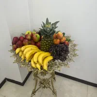 میوه‌خوری ایستاده کنار سالنی برنجی