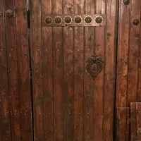 درب قدیمی در رستوران سنتی