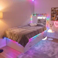 تخت خواب مجهز و جادار سفید