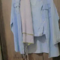 تعدادی لباس و کفش بچگانه تمیز موجوده