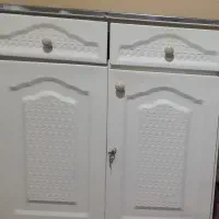 یک عدد کابینت فلزی دو دره سالم ، و اجاق گاز