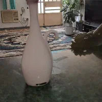 یک مجسمه گربه صورتی