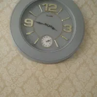 ساعت دیواری رنگ طوسی نو‌نو هست