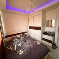 تخت خواب دو نفره با خوش خواب و آینه و میز آرایش