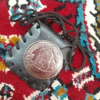 ۱ عدد سکه‌ی امام علی قدیمی همراه با یک گردنبند دعا