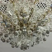 دو عدد لوستر و یک میز