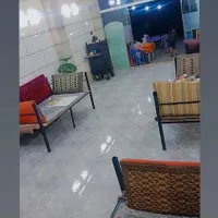 میز صندلی چوبی و تخت آهنی