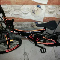 یه جفت کفش کتونی و یک چرخ آلومینیومی