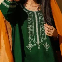 گلدوزی زنجیره ای با نخ، کاموا و گلابتون طلایی|لباس|میناب, |دیوار