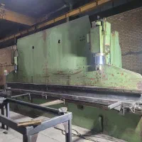 کارگر جهت کار در کارگاه خمکاری و برشکاری