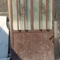 یک عدد درب  پنچره دار