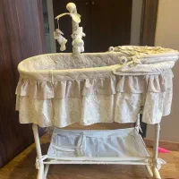 تخت نوزاد کنار مادر