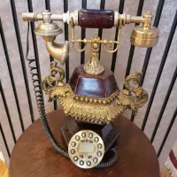 میز با تلفن سلطنتی