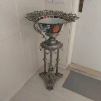 میوه خوری کنار سالنی