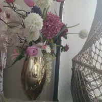 گلدان طلایی میز با مجسمه