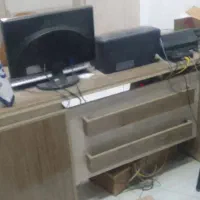 میز مدیریت و یک عدد بخاری