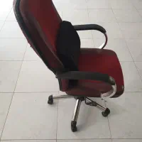 صندلی اداری قرمز خوش‌ رنگ و راحت
