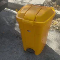 سطل زباله حدودا ۱۰۰ لیتری