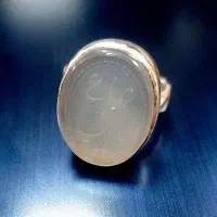 انگشتر عقیق یمنی سفید مردانه با ذکر (علی)