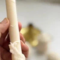 شمع و مجسمه سنگی نماد سال ۱۴۰۶