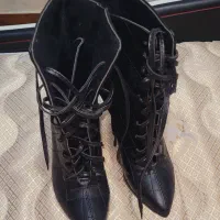 یک جفت پوتین کاملا نو|کیف، کفش، کمربند|اقبالیه, |دیوار