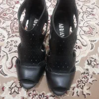 یک جفت کفش زنانه
