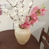 گلدان به همراه دو شاخه گل نو نو مناسب روز مادر