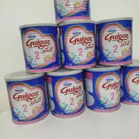 تعداد زیادی قوطی خالی شیر خشک موجود است