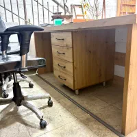 میز کار به همراه دو صندلی چرخ دار|مبلمان اداری|رشت, رشتیان|دیوار