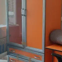 تخت یک نفره به همراه تشک و کمد لباس