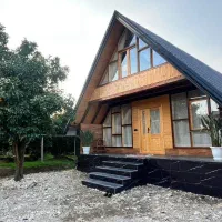 کلبه دوخوابه عاشوری تمام چوبی بانمای زیبا|اجارهٔ کوتاه‌مدت ویلا و باغ|رامسر, |دیوار