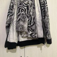 تعدادی پالتو بارونی، سویشرت شلوار ست و کاپشن|لباس|رشت, گلسار|دیوار