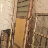 تعدادی درب و پنجره آهنی فلزی
