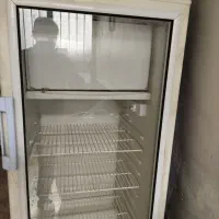 یخچال ایستاده با فریزر بالا.درب شیشه ای