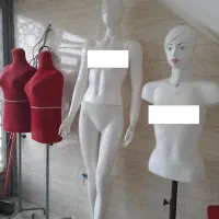 تعدادی مانکن، رگال لباس، شلف، اتاق پرو