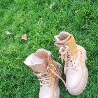 کفش|کیف، کفش، کمربند|باغ بهادران, |دیوار