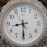 ساعت دیواری بسیار زبیا شیک سالم