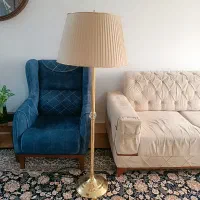 آباژور ایستاده