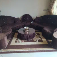 مبل راحتی ۹ نفره یه میز وسط با شیشه سالم