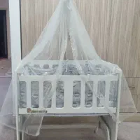 گهواره کنار تخت مادر