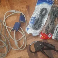 تعدادی کابل کامپیوتر و‌ پرینتر