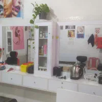 دکور همراه آینه سالن زیبایی